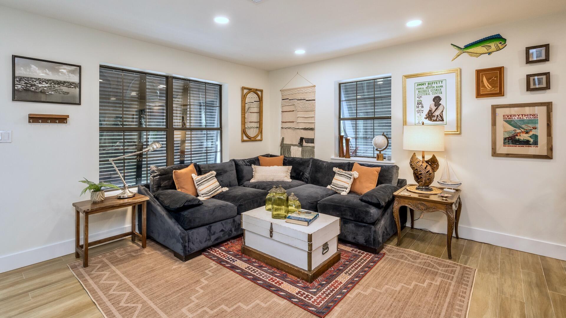 Image 4: 3-1613 ROSE ST living - 1