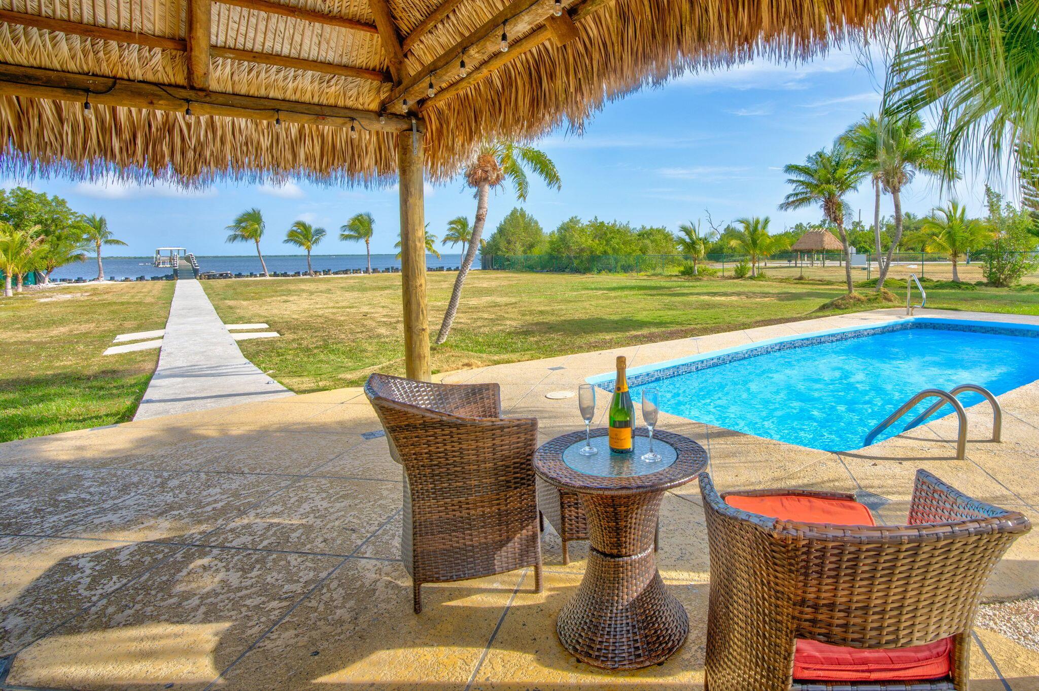 Image 2: Tiki, sitting area 2
