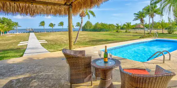 Image 2: Tiki, sitting area 2
