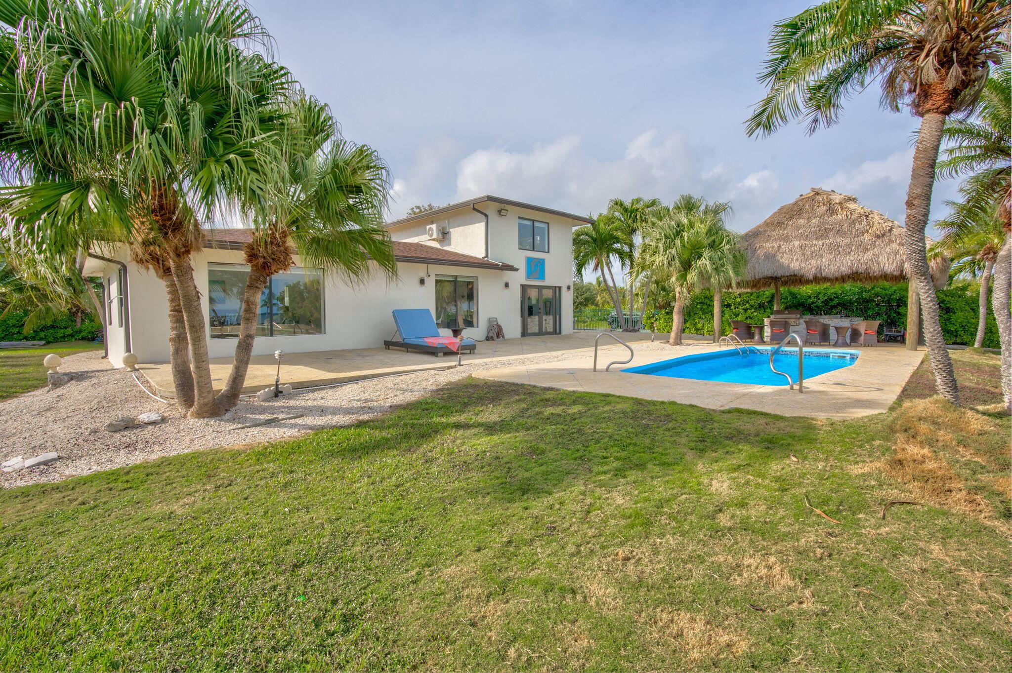 Image 3: Yard, pool area 1