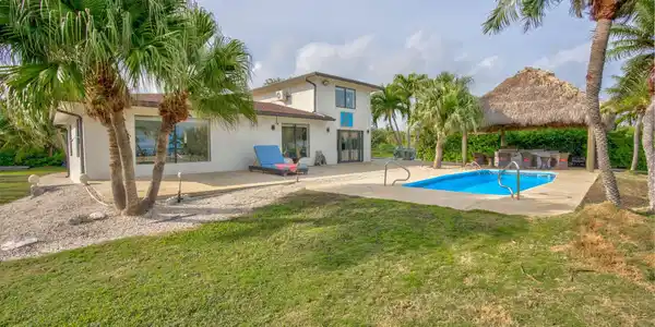 Image 3: Yard, pool area 1