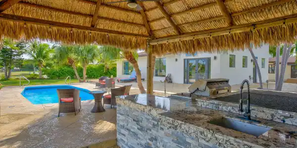Image 4: Tiki, built in grill area