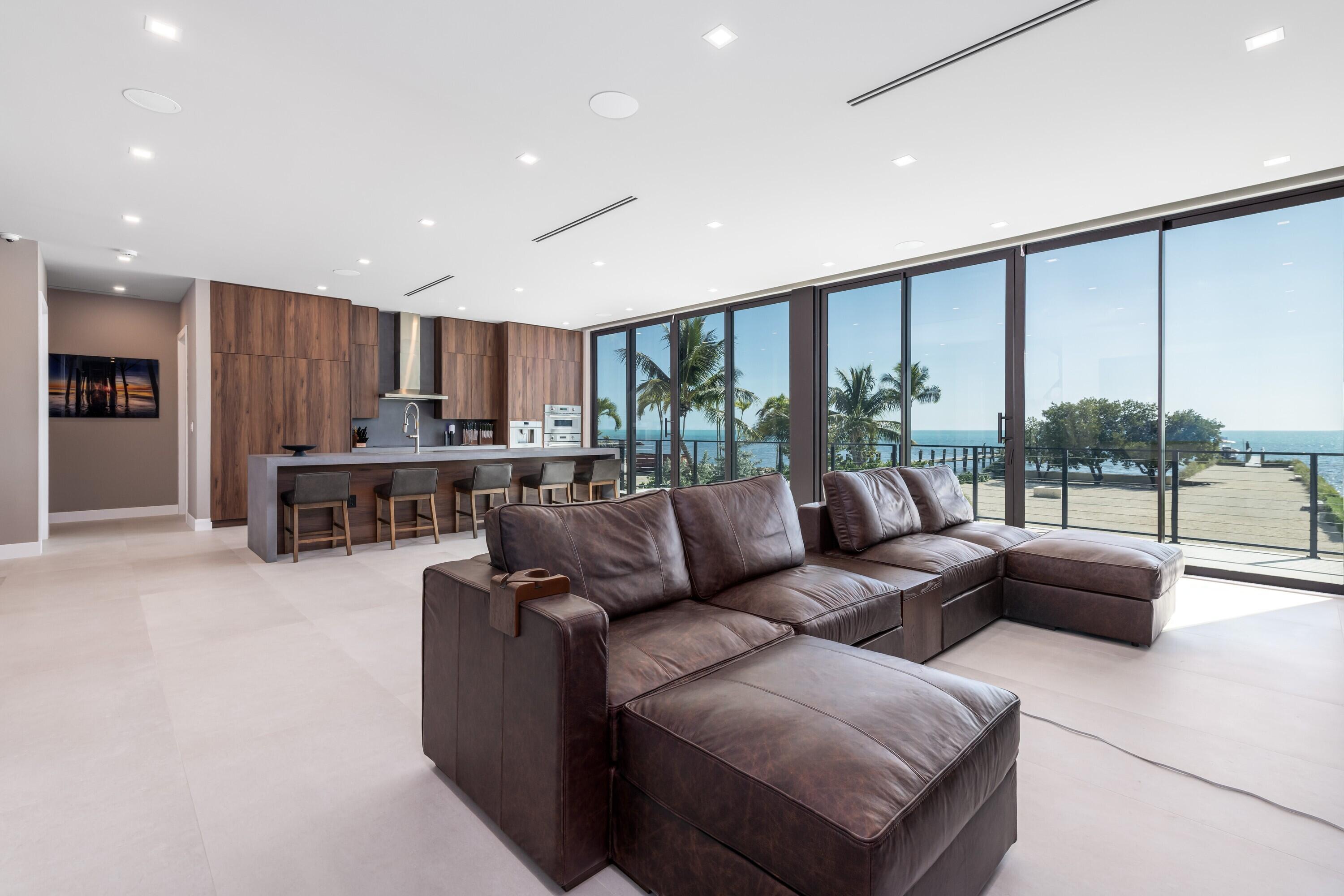 Image 2: Plantation_Key_87895_Old_Hwy_2nd_FL_Livi