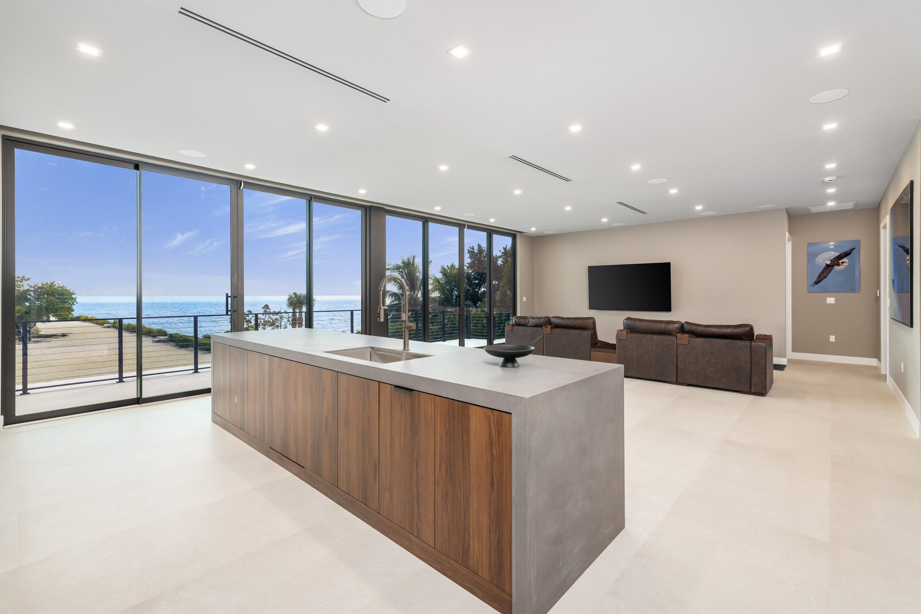 Image 4: Plantation_Key_87895_Old_Hwy_2nd_FL_Kitc