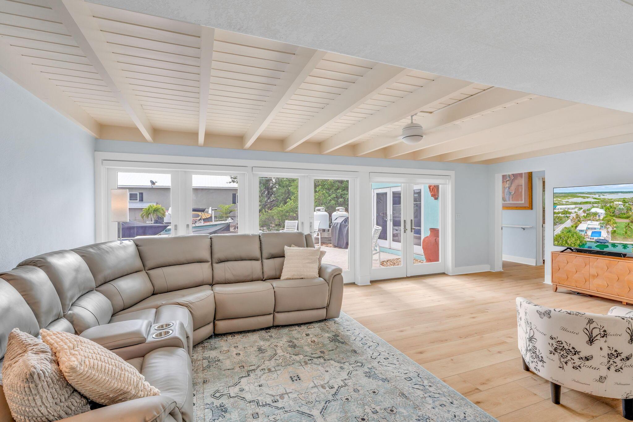 Image 4: Living Area