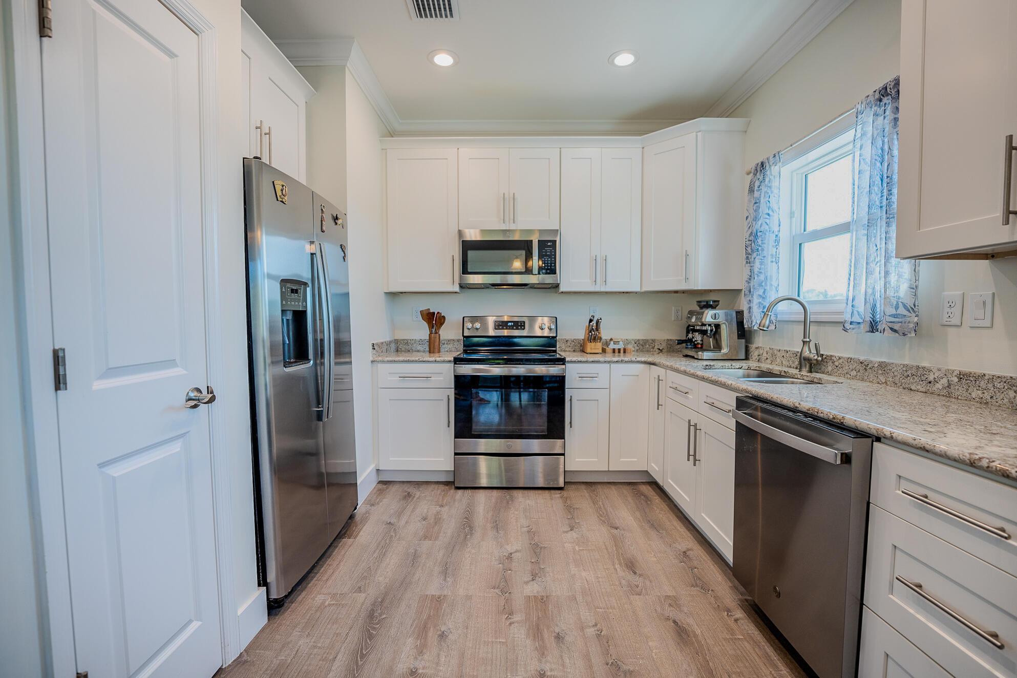 Image 4: Kitchen with pantry