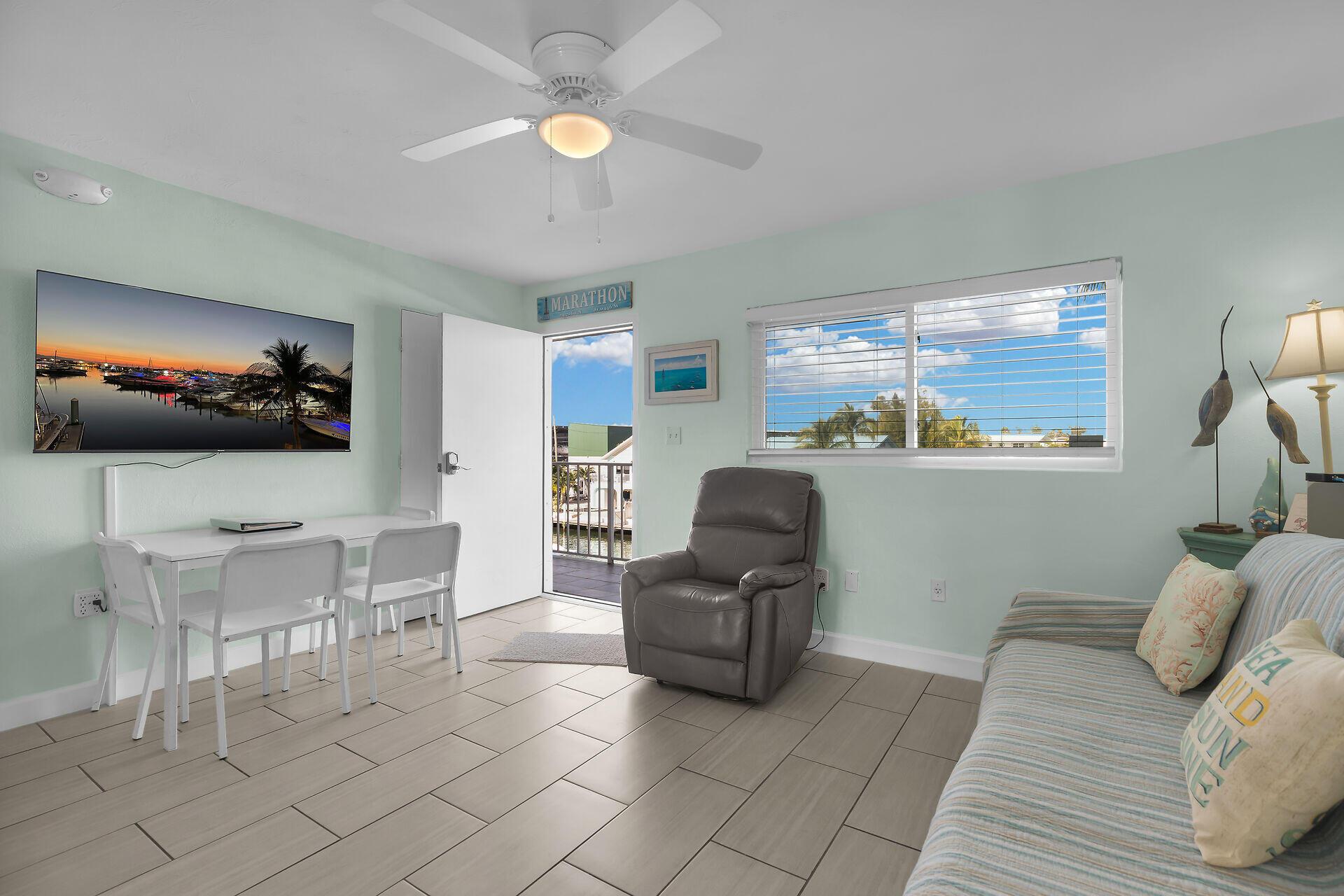 Image 4: OPEN LIVING AREA