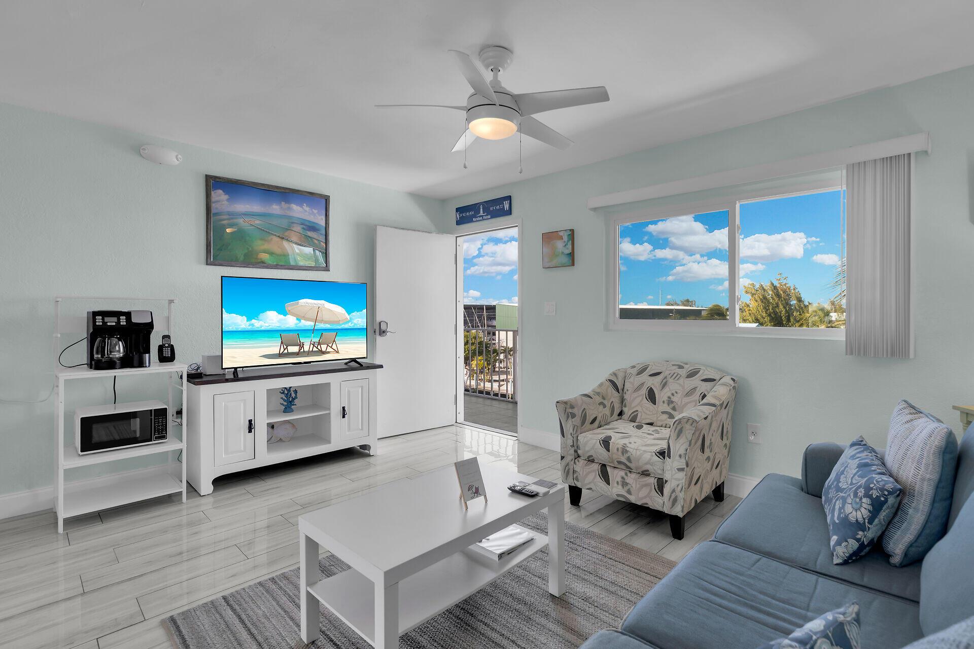 Image 3: LIVING AREA