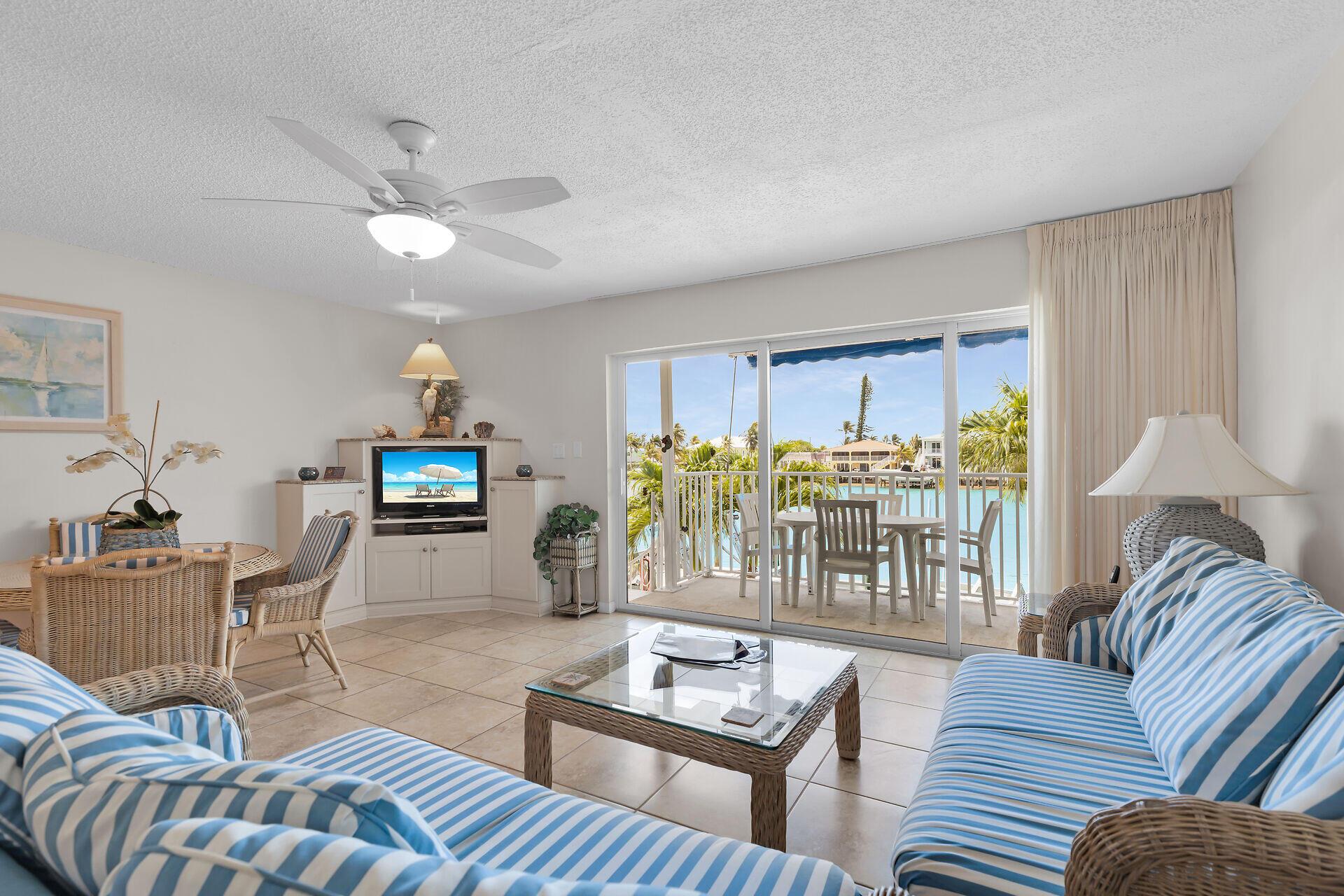 Image 4: Living Room