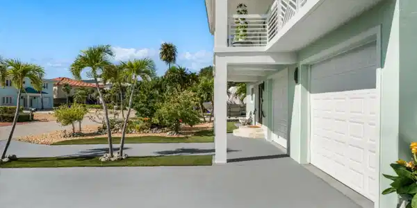 Image 3: 247 W Seaview Cir_1oakstudios_04