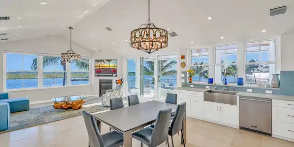 Image 4: Kitchen