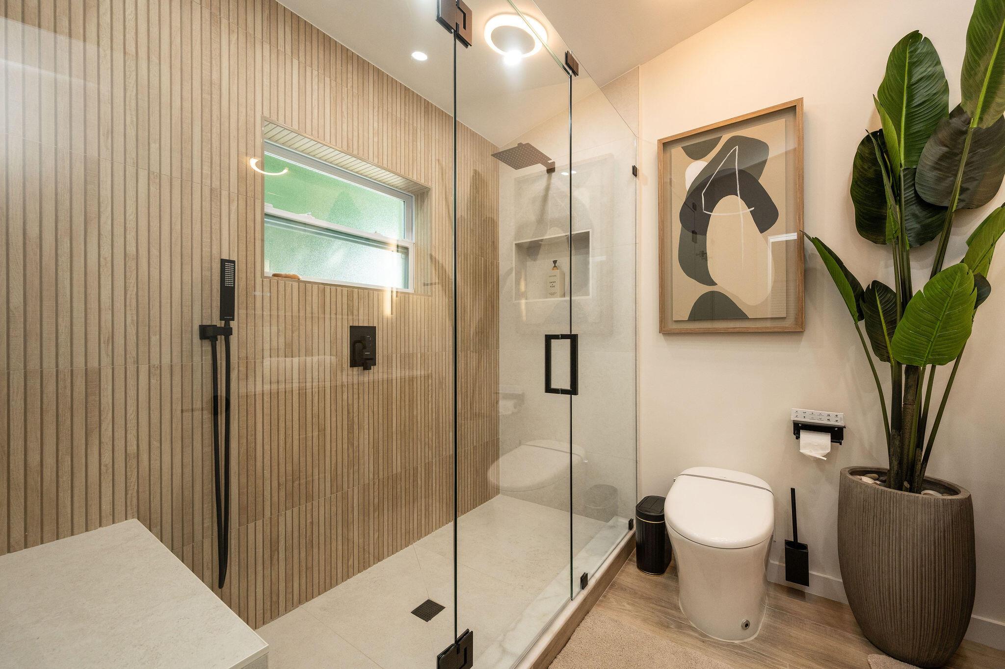 Image 4: 1724 Primary Bathroom