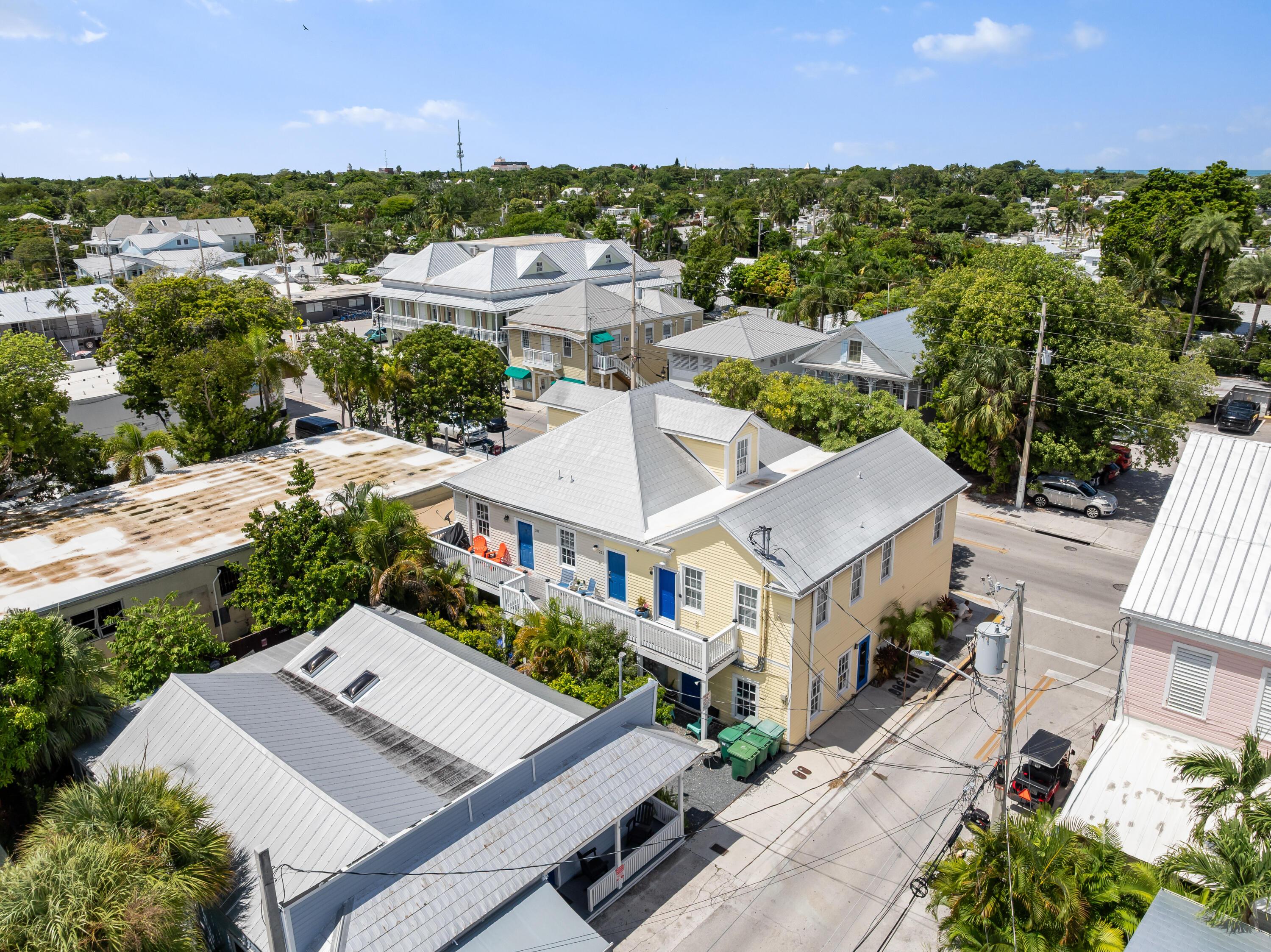 Image 3: 1012 TRUMAN AVE #202 HD-2