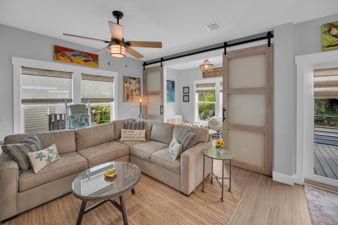 Image 4: Living Room