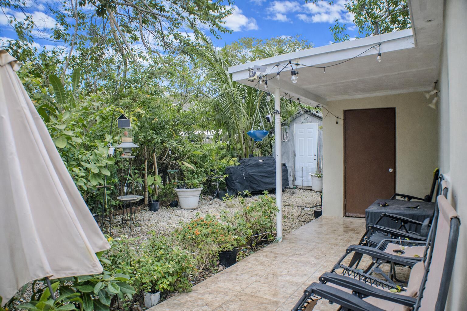 Image 4: outdoor patio