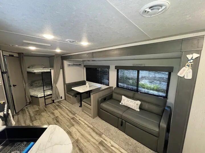 Image 3: Livingarea