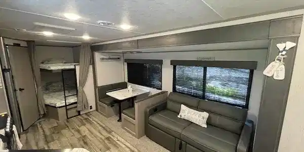Image 3: Livingarea
