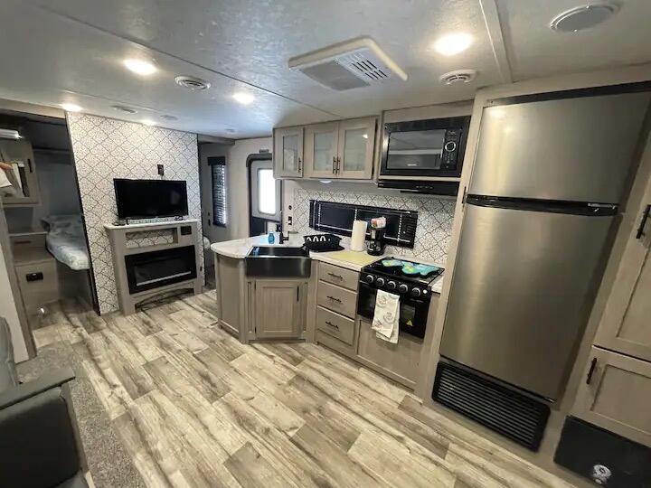 Image 4: kitchen3
