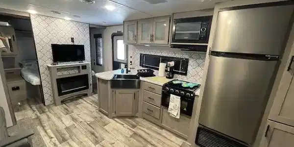 Image 4: kitchen3