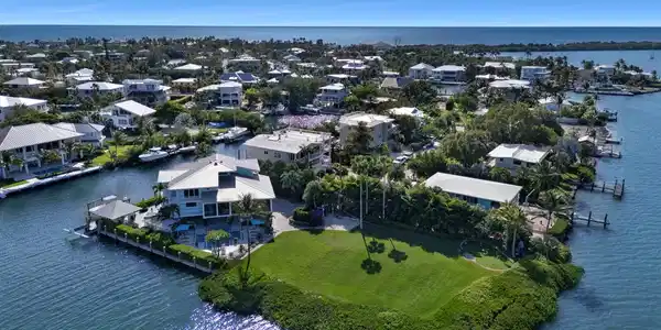 Image 2: Two lots in ideal location