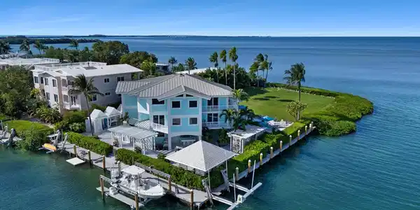 Image 3: House, extra lot, and 220' of dockage
