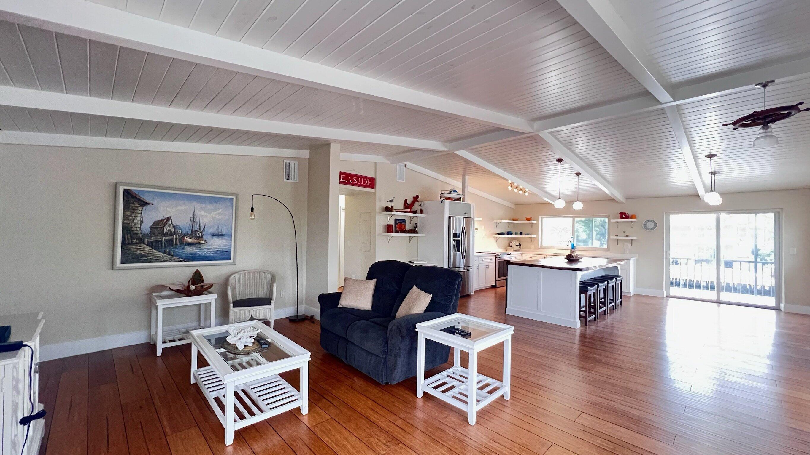 Image 4: Spacious Living Area