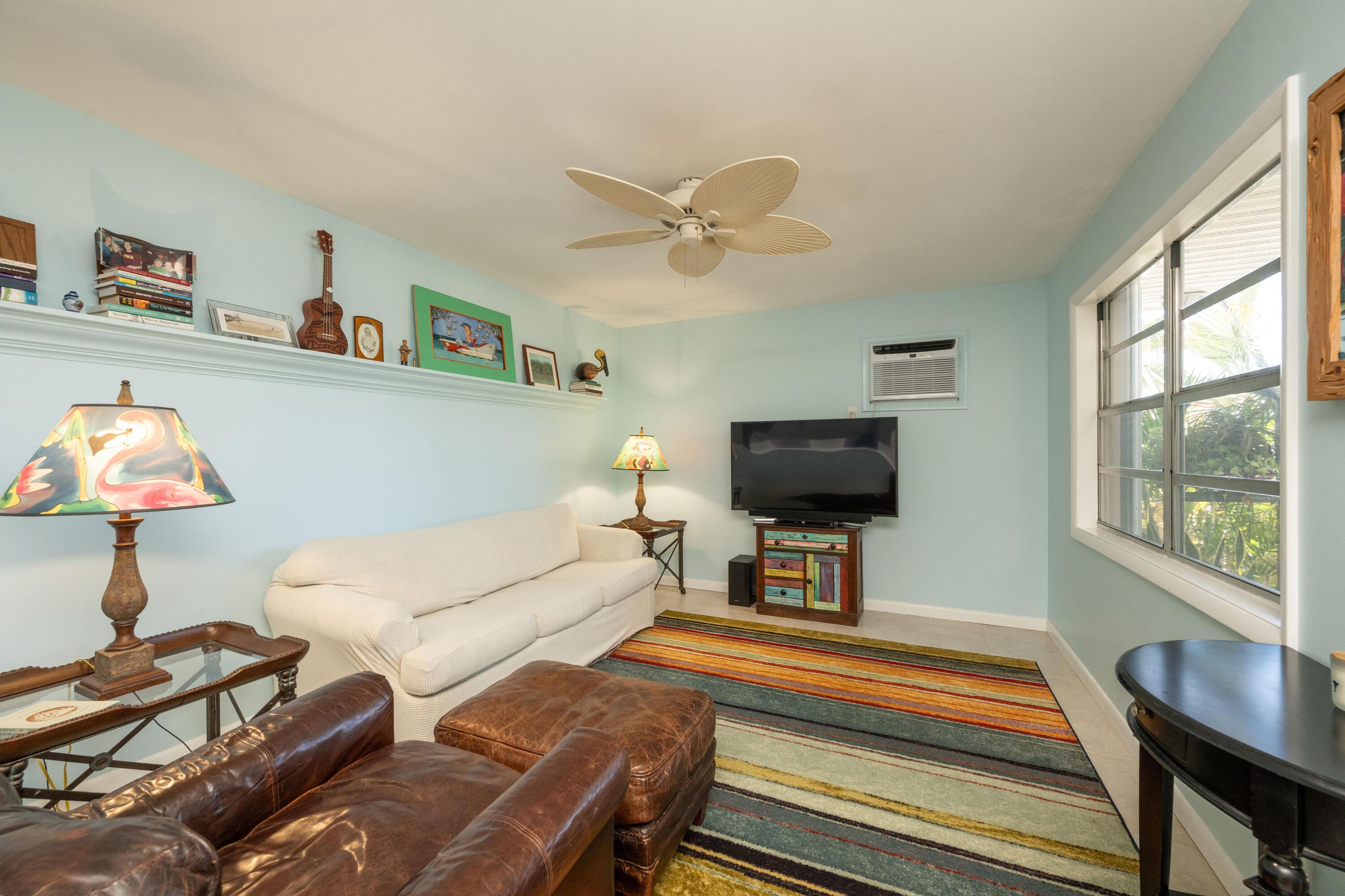 Image 4: living room