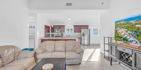 Image 3: Living room
