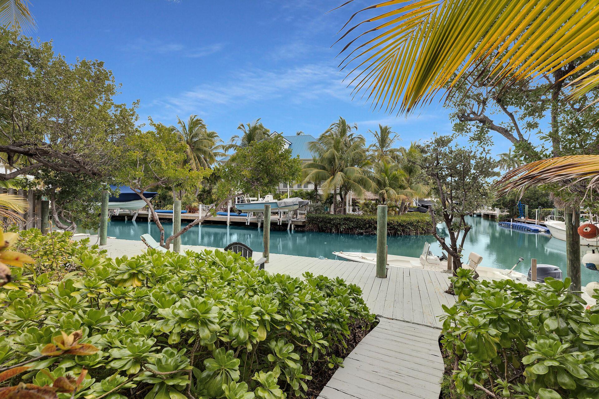 Image 4: Back, walkway 2