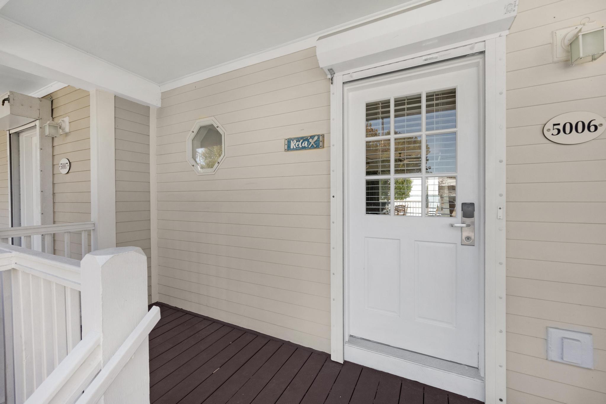 Image 4: Entrance and front porch