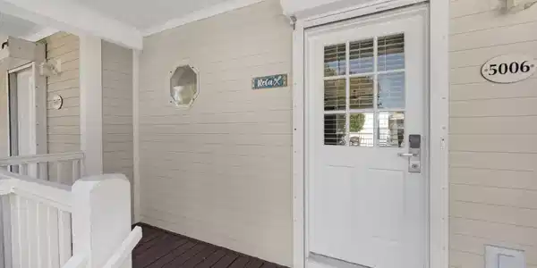 Image 4: Entrance and front porch