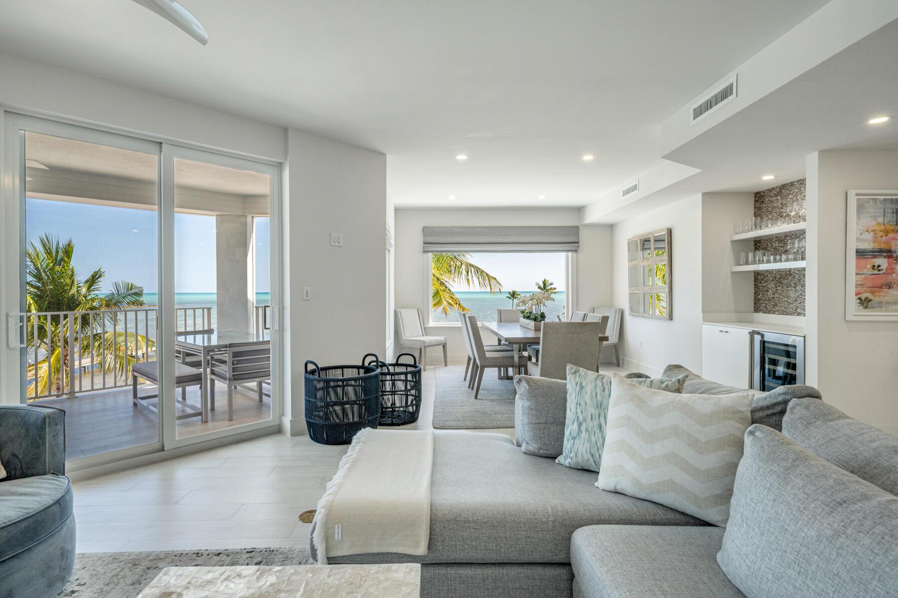 Image 4: Top Floor Condo Unit