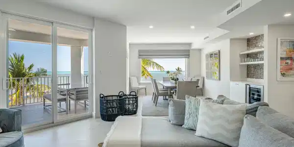 Image 4: Top Floor Condo Unit