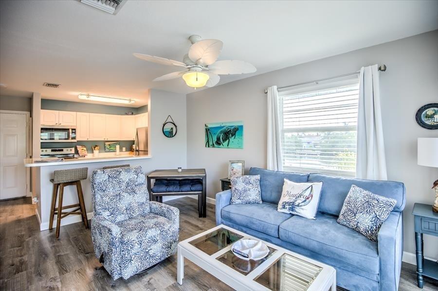 Image 4: Living Room/Kitchen