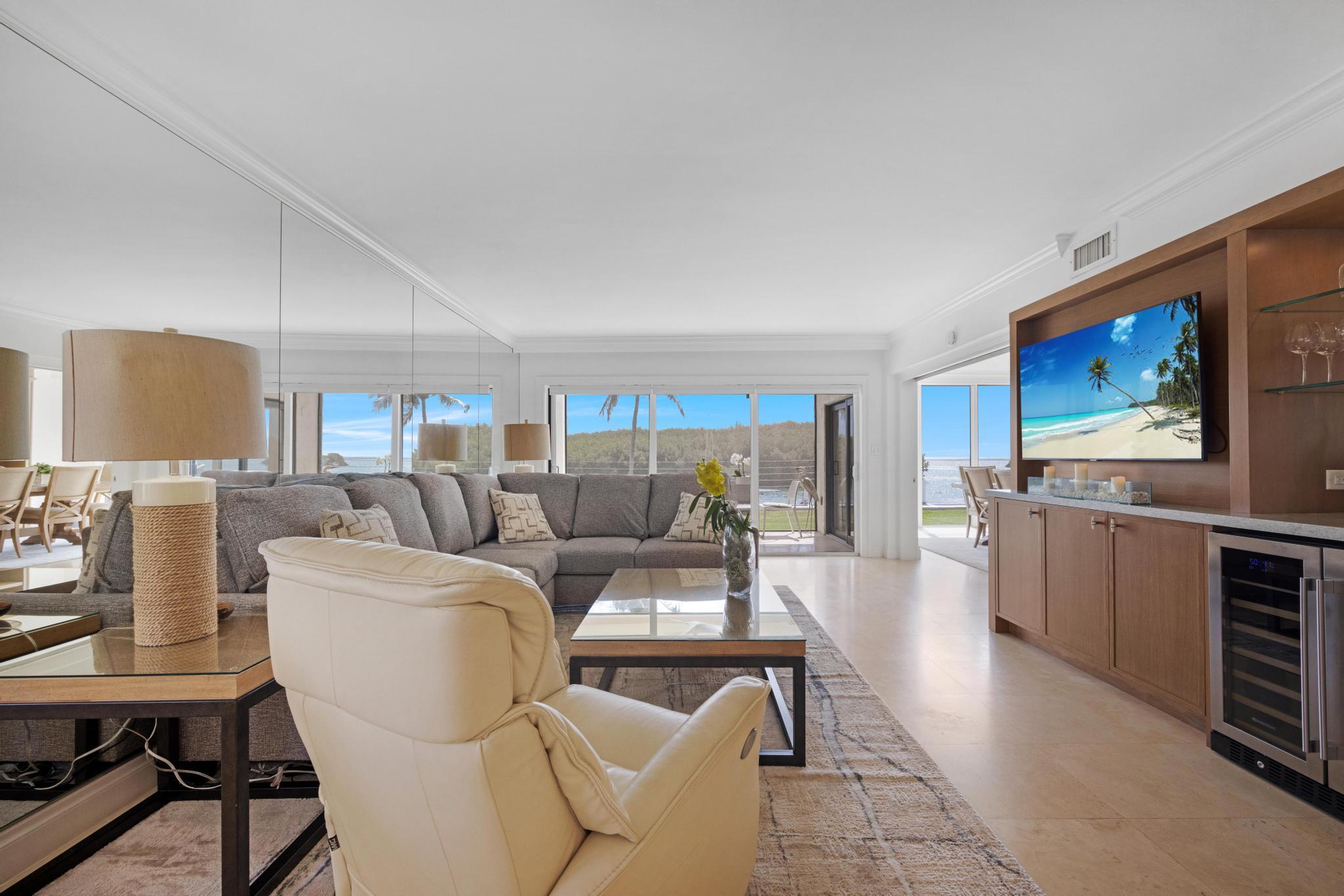 Image 4: Living room