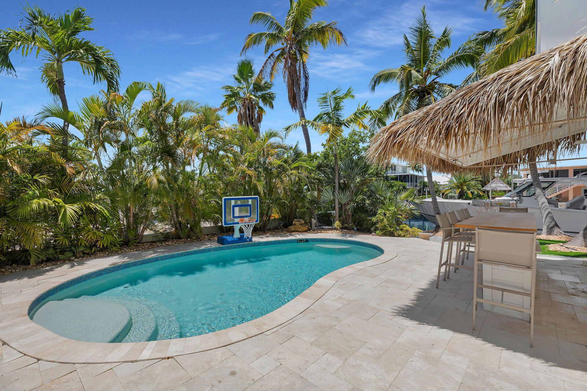 Image 4: Pool and bar area