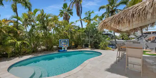 Image 4: Pool and bar area