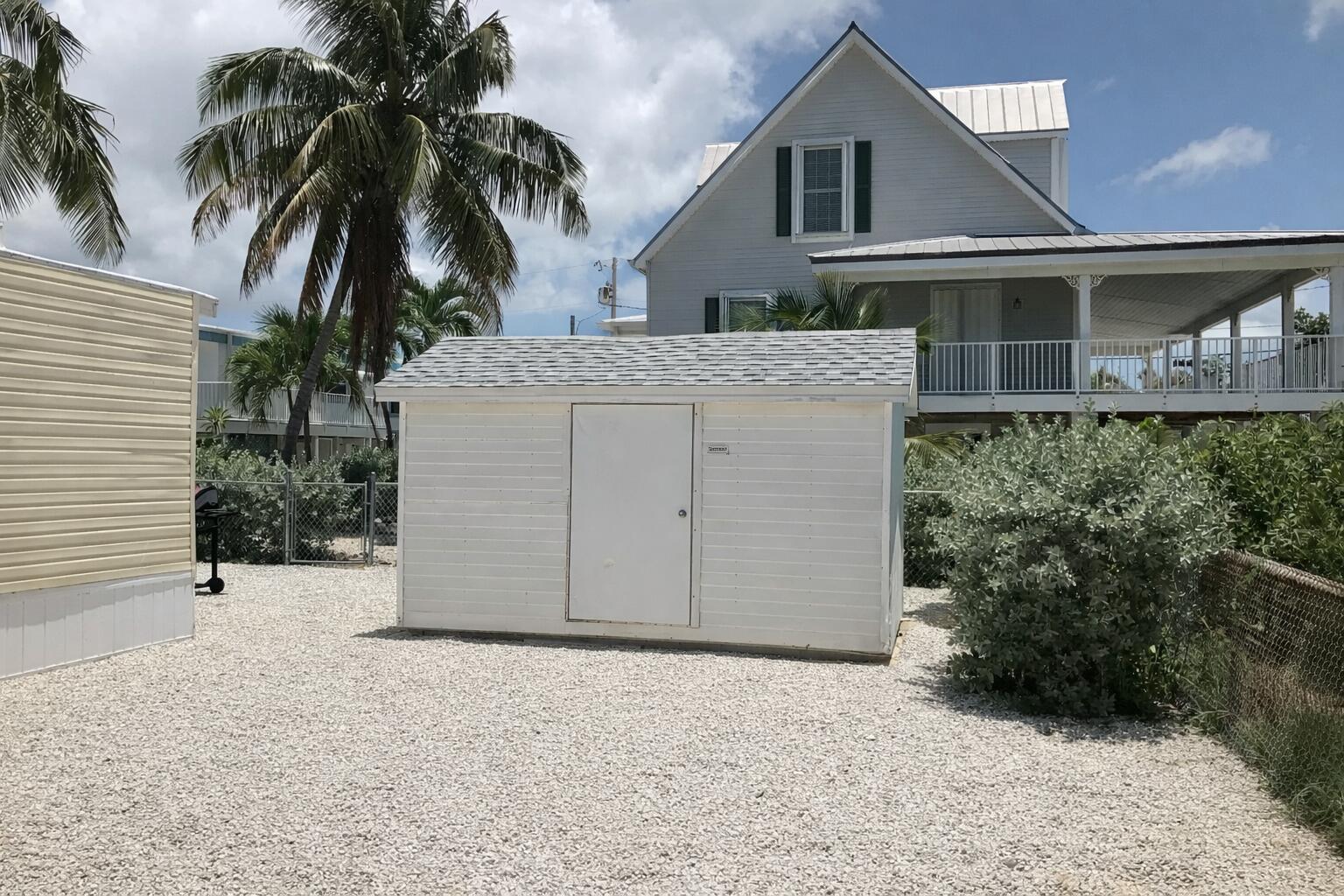 Image 4: shed - exterior