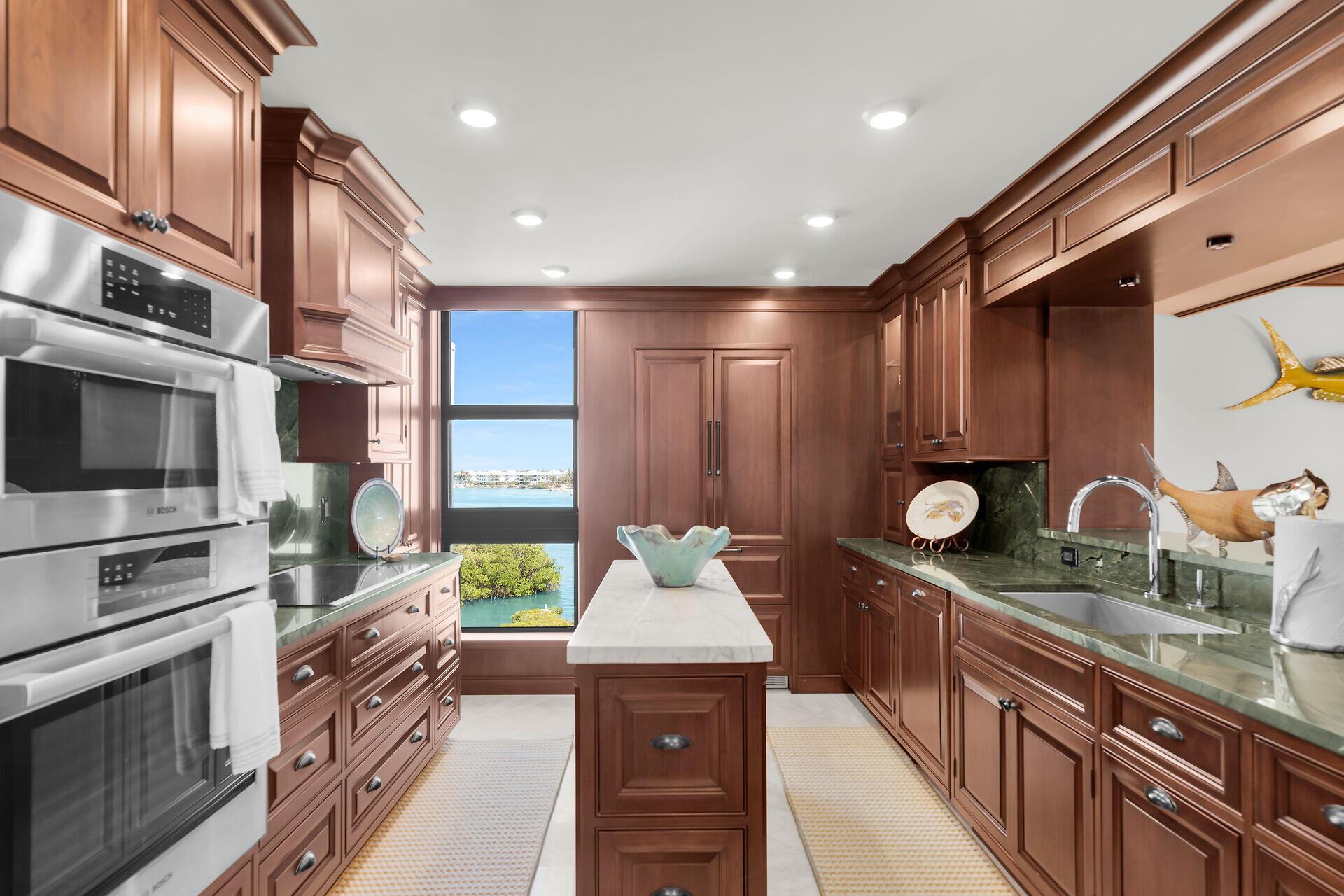 Image 4: Kitchen