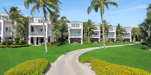 Image 3: Villa Pathway