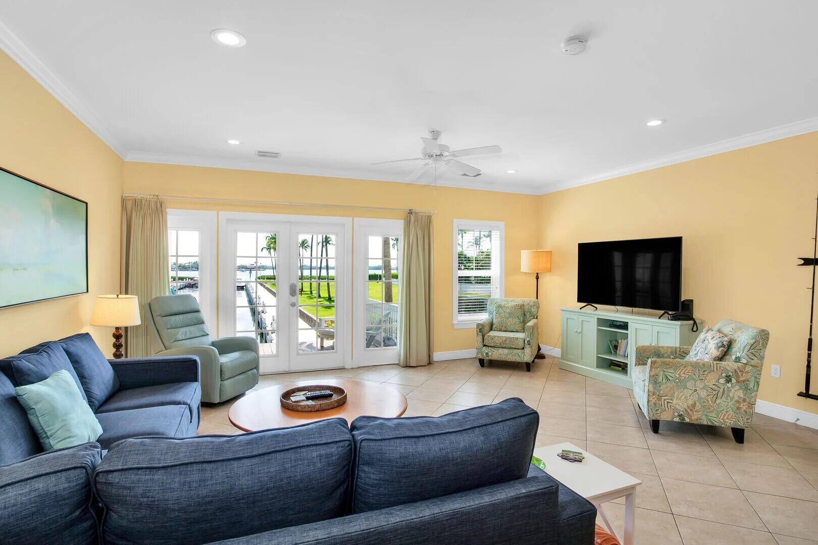 Image 3: Indigo Reef 30 Living Room