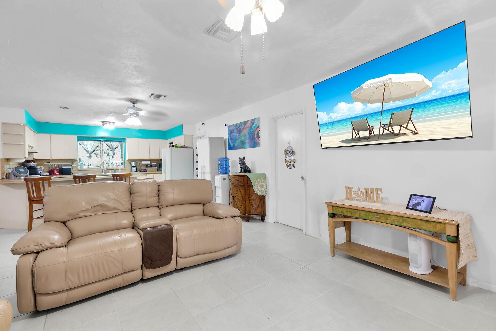 Image 4: Living Room