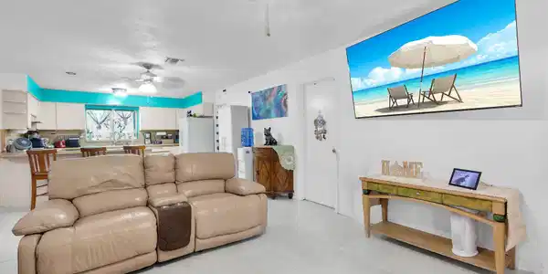Image 4: Living Room