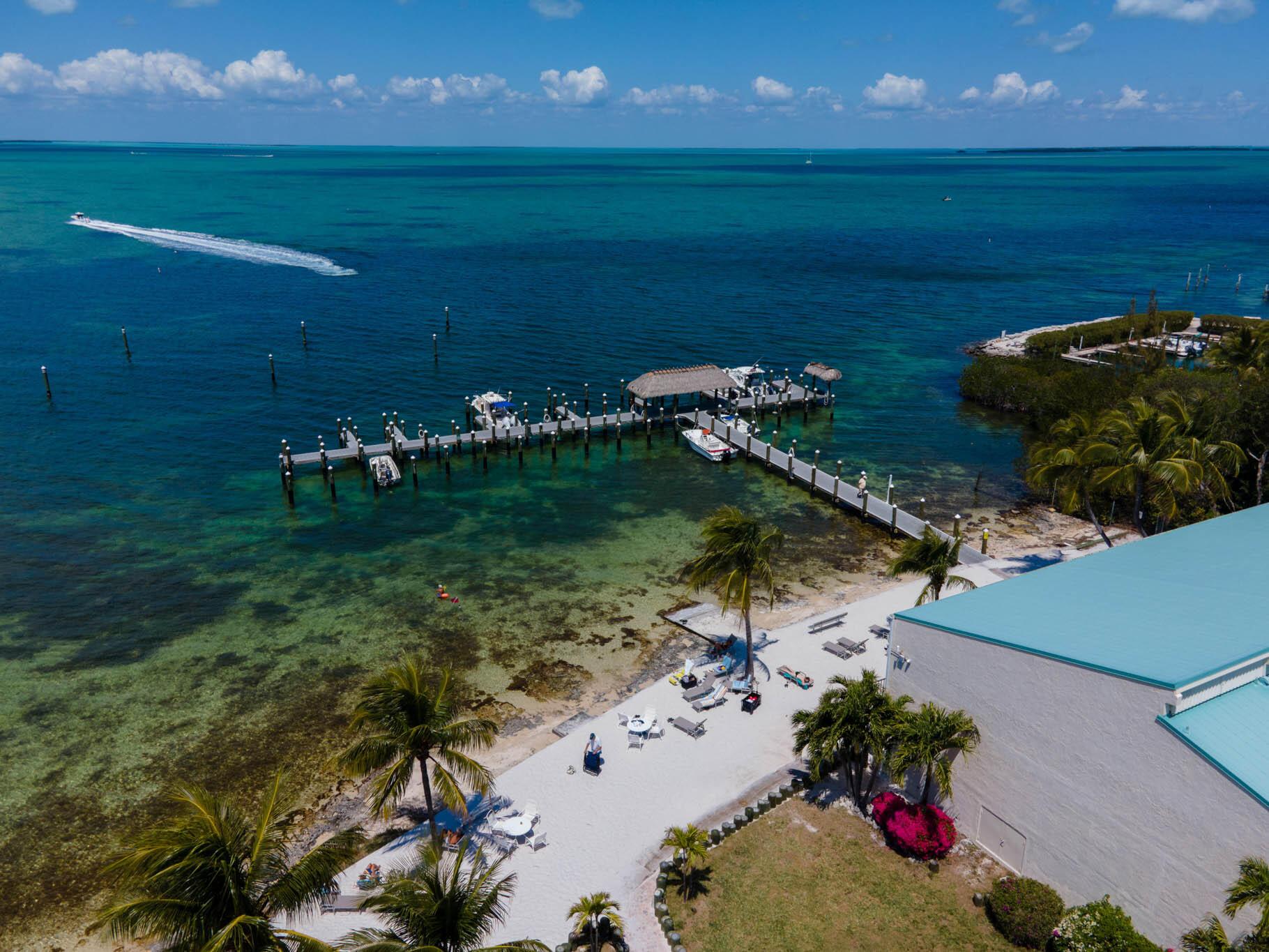 Image 1: Executive Bay Club