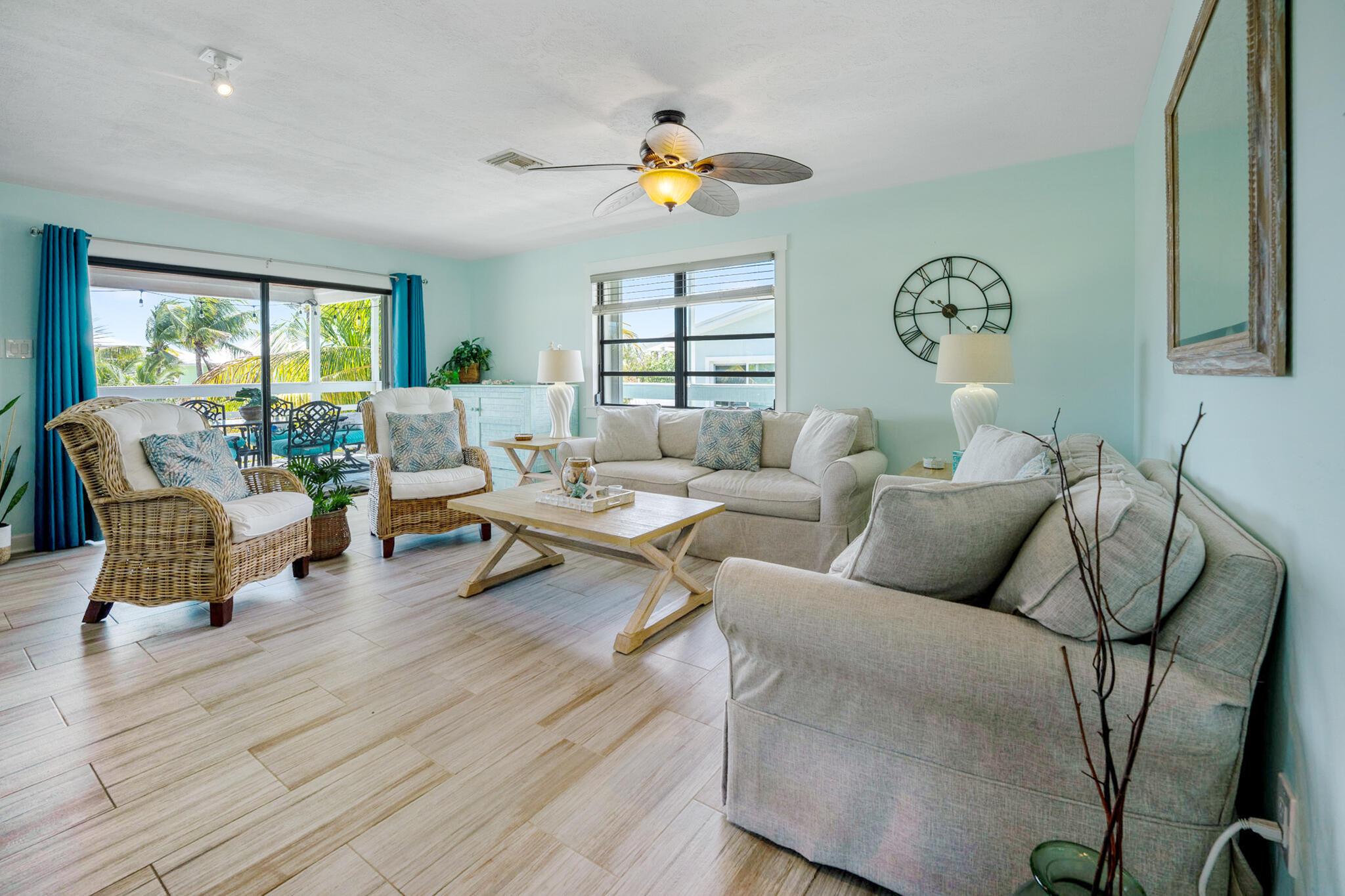Image 2: Bright and open living area