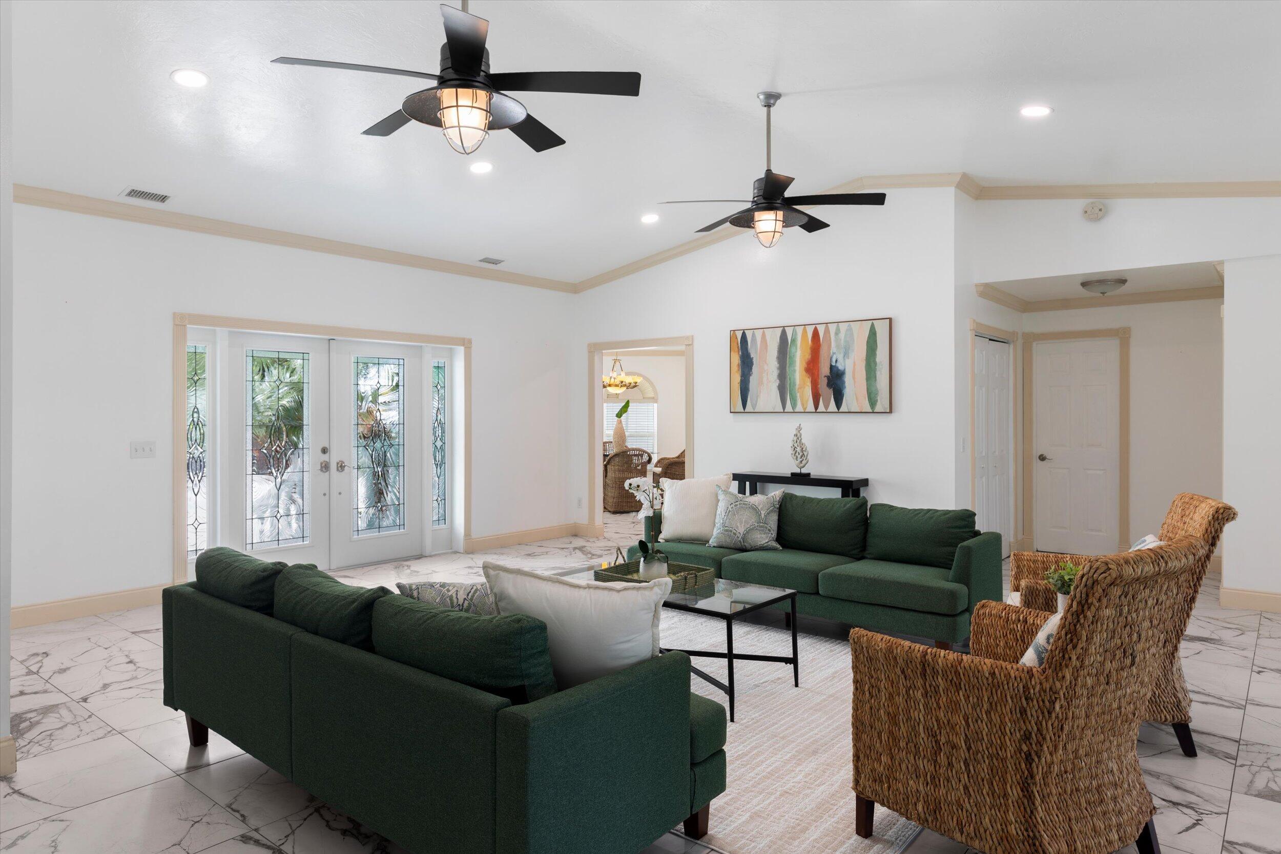 Image 4: Living Room