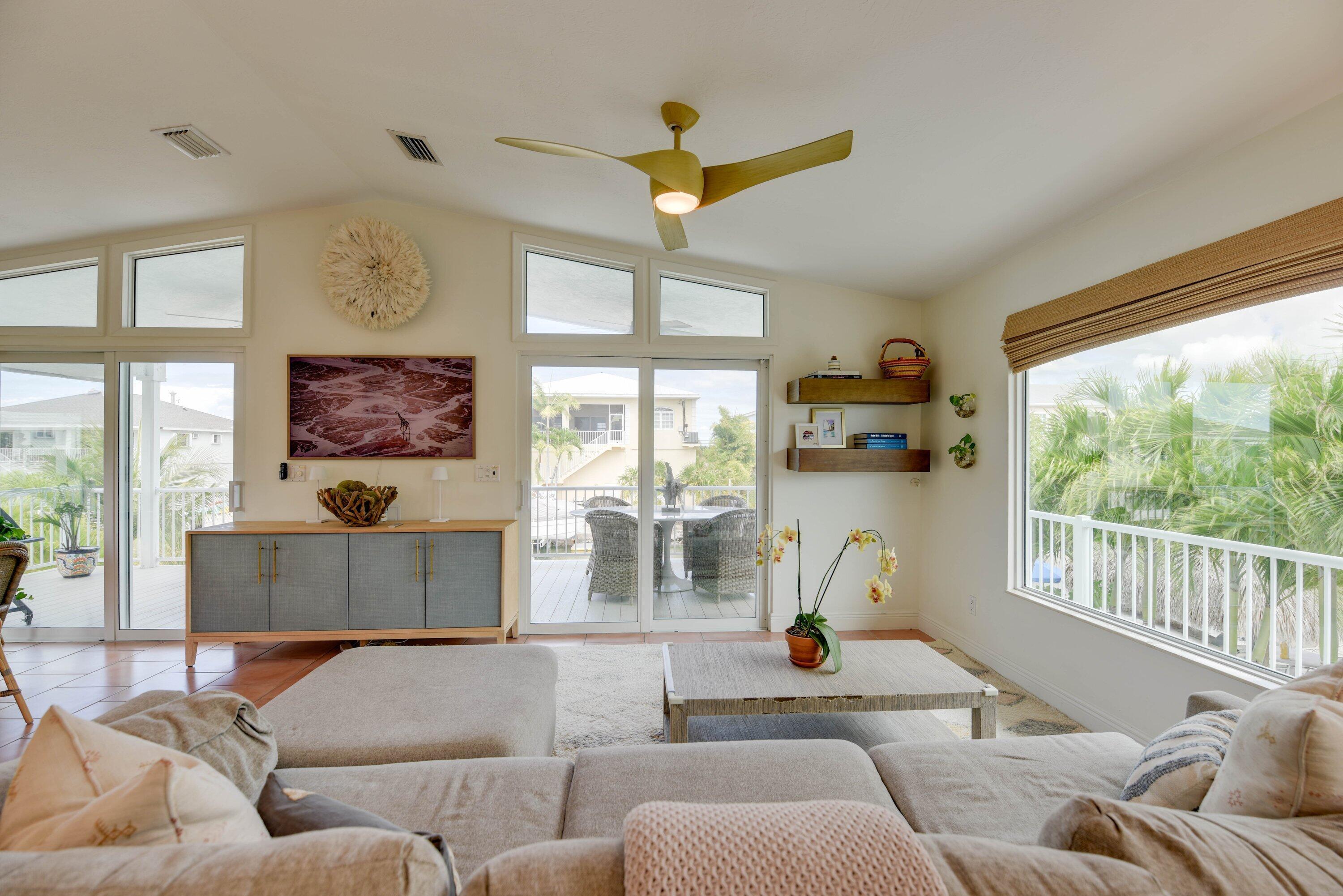 Image 3: 028-637Carib-SummerlandKey-living porch