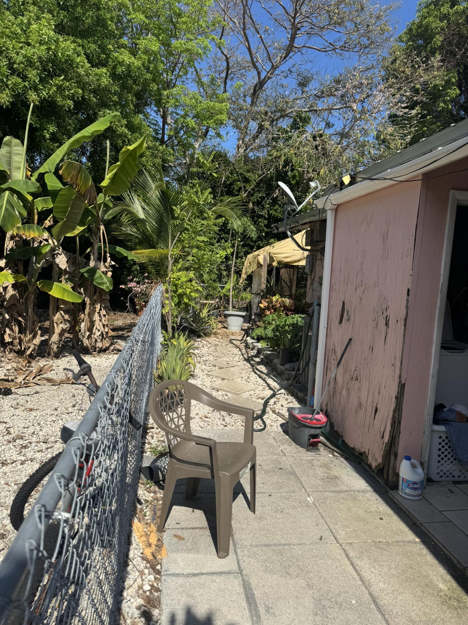 Image 4: Walkwau tp Back Yard