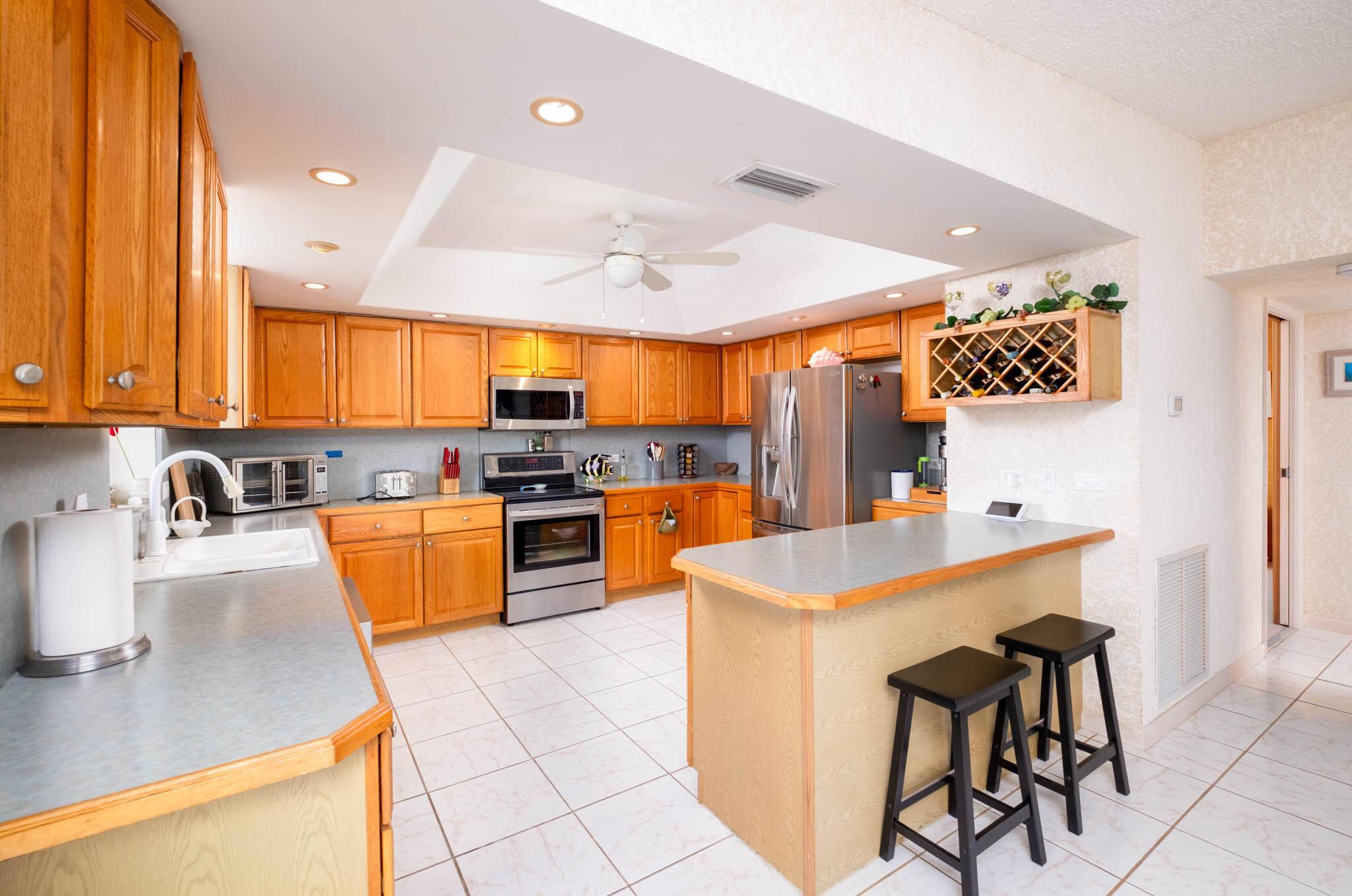 Image 3: Spacious open kitchen