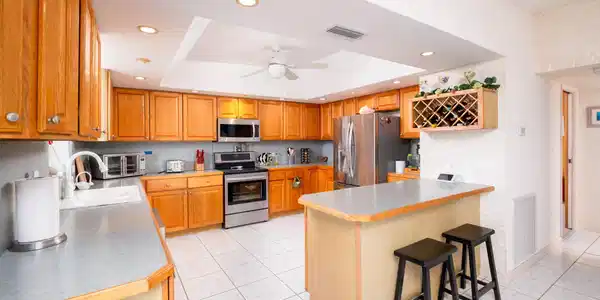 Image 3: Spacious open kitchen